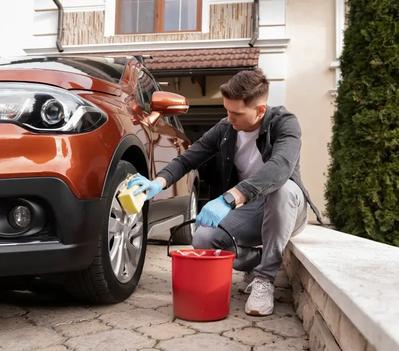 Lavage auto à domicile Saint-Pal-de-Chalencon : professionnel intervenant sur un véhicule